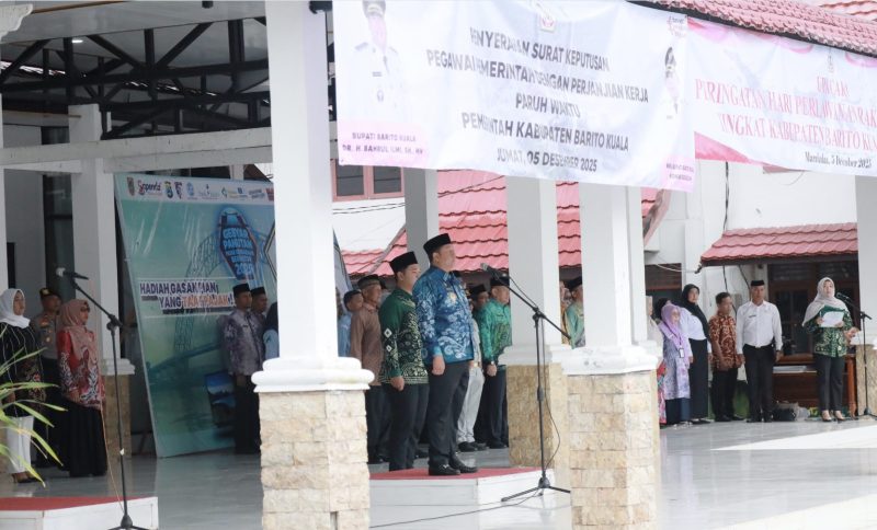 Bupati Barito Kuala, Bahrul Ilmi, bertindak sebagai pembina upacara sekaligus memberikan sambutan pada Upacara Peringatan Hari Perjuangan Rakyat Marabahan Tahun 2025. (Foto: Istimewa)
