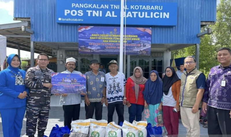 Perum Badan Urusan Logistik (Bulog) Kotabaru-Tanah Bumbu bersama Pangkalan TNI Angkatan Laut (Lanal) Kotabaru melaksanakan berbagai aksi sosial. (Foto: Istimewa)