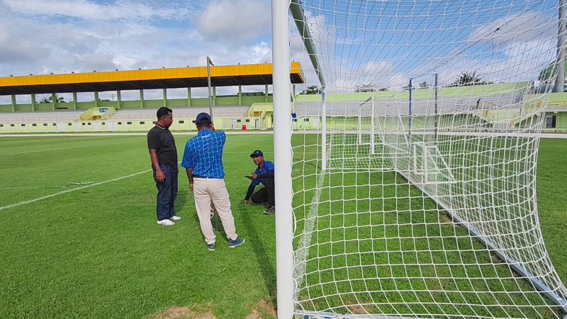 Tim Departemen Infrastruktur dan Security PSSI Pusat kembali melakukan uji kelayakan pada Stadion 17 Mei Banjarmasin. (Foto: Istimewa)