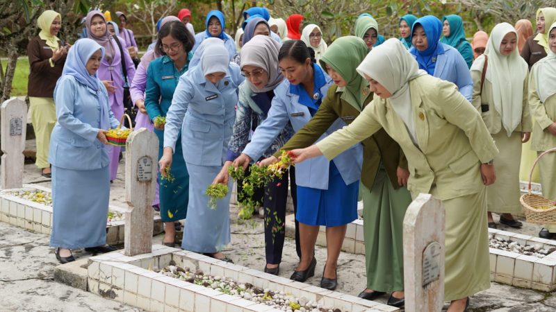 Pemerintah Kabupaten Kotabaru melalui Dinas Pemberdayaan Perempuan memperingati Hari Ibu (PHI) ke-97 Tahun 2025 dengan melaksanakan upacara ziarah rombongan ke Taman Makam Pahlawan. (Foto: Istimewa)