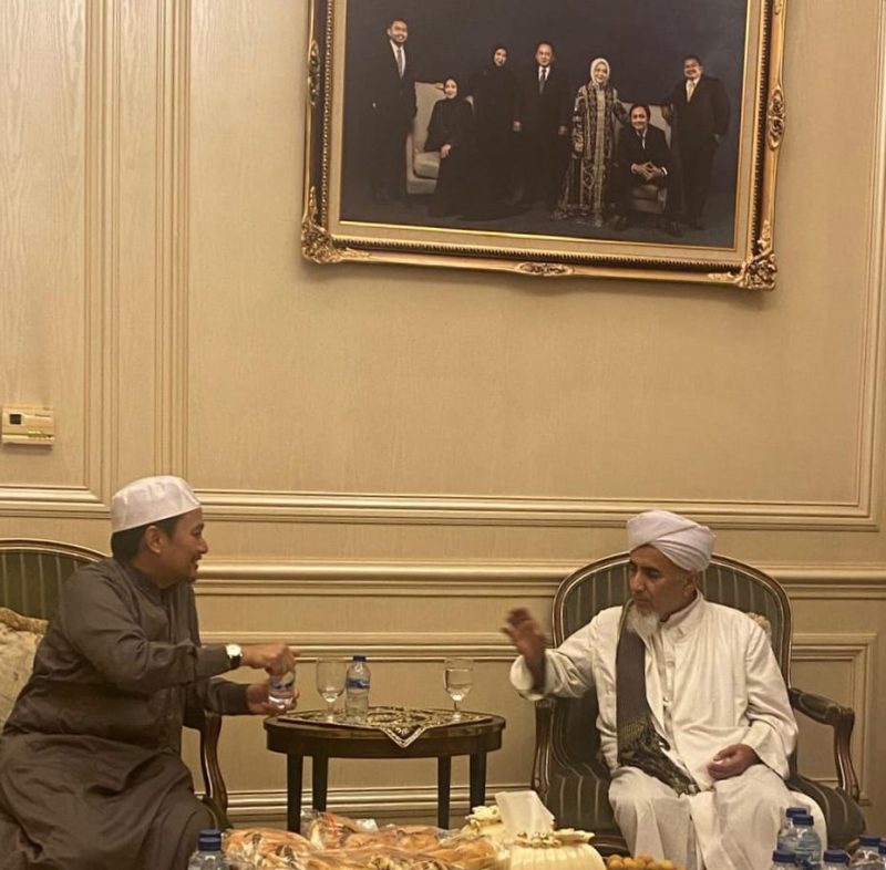 Hasnuryadi Sulaiman, menyambut hangat kedatangan silaturahmi Al Habib Abu Bakar Bin Idrus Bin Smith selaku Imam Masjid Al-Muhdor Tarim, di Kediaman Almarhum H. A. Sulaiman HB dan Almarhumah Hj. Siti Nurhayati, Jakarta Selatan. (Foto: Istimewa)