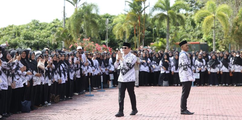 Bupati Tanah Bumbu Andi Rudi Latif haridir di peringatan Hari Ulang Tahun (HUT) ke-80 Persatuan Guru Republik Indonesia (PGRI) sekaligus Hari Guru Nasional (HGN) tahun 2025. (Foto: Istimewa)
