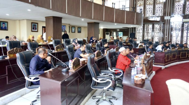 Rapat paripurna Panitia khusus (Pansus) menyampaikan laporan akhir proses pembahasan empat rancangan peraturan daerah (Raperda) di sidang paripurna. (Foto: Istimewa)