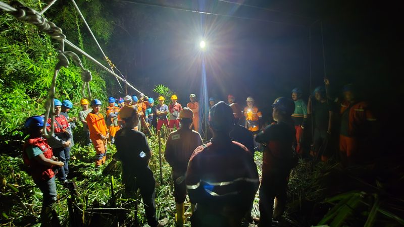 Tim PLN UPT Pontianak melaksanakan safety briefing dan koordinasi pekerjaan di tengah hutan pada malam hari sebelum melakukan pemulihan jaringan transmisi Line 2 Tayan–Ngabang yang terdampak pohon tumbang, Kamis (20/11). Seluruh pekerjaan dilakukan dengan mengedepankan aspek Keselamatan dan Kesehatan Kerja (K3).