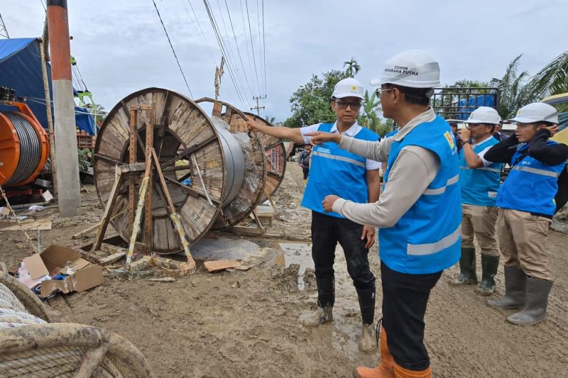 Direktur Utama PLN, Darmawan Prasodjo (kiri), Direktur Transmisi dan Perencanaan Sistem PLN, Edwin Nugraha Putra (kedua dari kiri) dan para petugas PLN ketika menyelesaikan pemasangan kabel di titik tower 142 pada jaringan transmisi Pangkalan Brandan - Langsa di Aceh Tamiang.