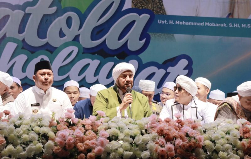 Dalam rangka memperingati Hari Jadi Kabupaten Barito Kuala (Batola) ke-66, Pemerintah Kabupaten Barito Kuala menggelar kegiatan Batola Bersholawat bersama Habib Syech Bin Abdul Qadir Assegaf. (Foto: Istimewa)