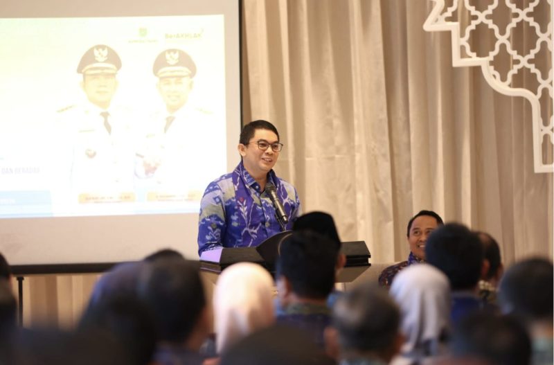 Bupati Andi Rudi Latif Berikan Penghargaan Aksi Tanah Bumbu Inovation Award (TIA) Tahun 2025 sekaligus membuka Bimtek Pendampingan Penyusunan Inovasi Daerah Kabupaten Tanah Bumbu. (Foto: Istimewa)