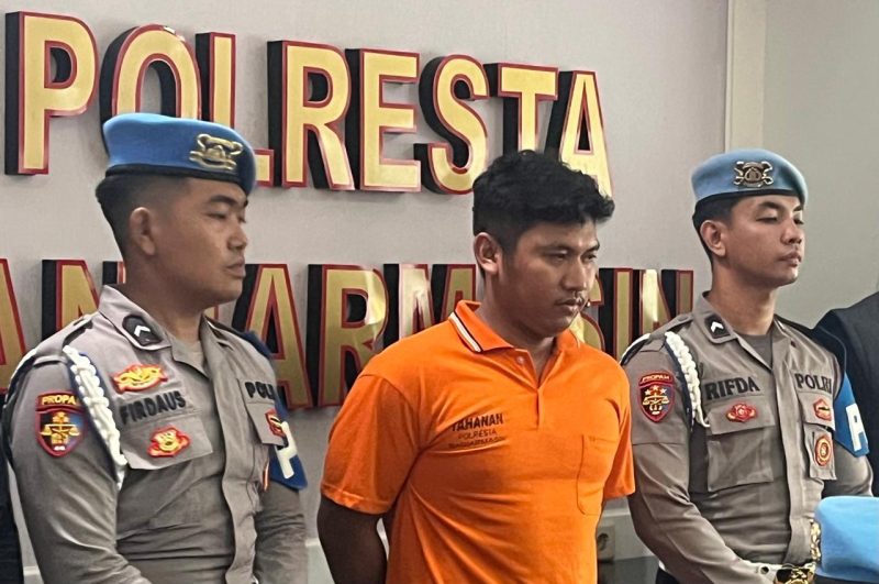 Muhammad Seili (20) pelaku yang menghabisi nyawa Zahra Dilla (20), mahasiswi ULM saat dihadirkan pada konferensi pers di Polresta Banjarmasin. (Foto: Iman Satria) 