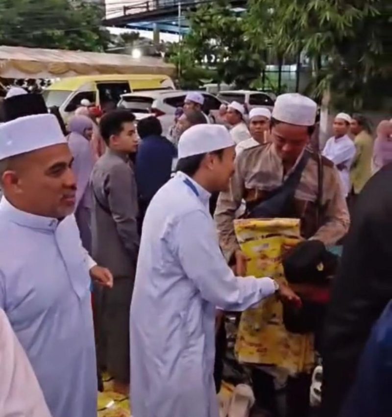 Wakil Gubernur Kalsel, Hasnuryadi Sulaiman berbaur dengan jemaah 5 Rajab di Sekumpul Martapura, Kabupaten Banjar. (Foto: Istimewa)