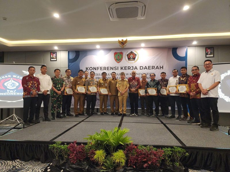 Foto bersama Gubernur H Agustiar Sabran dan Ketua PWI Pusat Akhmad Munir bersama mitra Peduli Pers