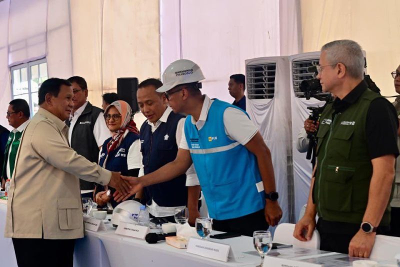 Presiden Republik Indonesia, Prabowo Subianto (kiri) menyapa dan bersalaman dengan Direktur Utama PLN, Darmawan Prasodjo (kedua dari kanan) setelah memimpin rapat terbatas terkait percepatan pemulihan pascabencana di kawasan Rumah Hunian Danantara (Huntara), Kamis (1/1). Sumber foto: Biro Pers Sekretariat Presiden. (Foto: Istimewa)