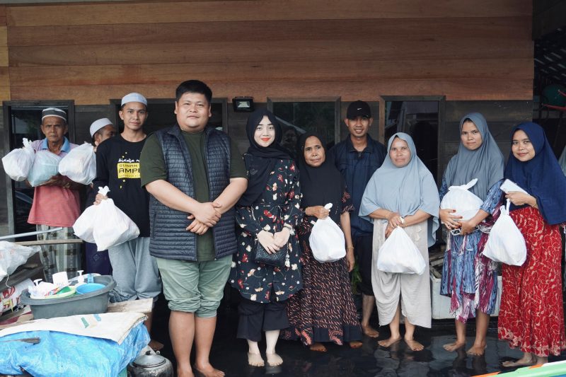 Anggota Komisi VIII DPR RI Sandi Fitrian Noor menyerahkan paket bantuan kepada warga terdampak banjir di Kabupaten Banjar. (Foto: wasaka.id)