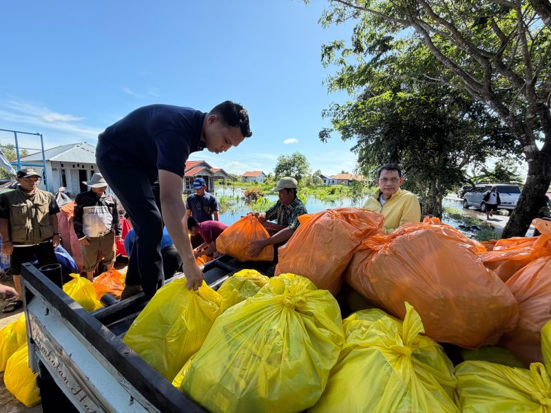 Penyaluran bantuan paket sembako dari anggota DPRD Kalsel Fraksi Partai Golkar, H Achmad Maulana di tiga desa Kabupaten Barito Kuala. (Foto: wasaka.id)