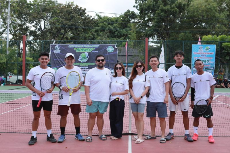Tim Forest Tennis Club Banjarmasin yang berlaga di turnamen lapangan Tenis Senaman Mantikei Palangka Raya. (Foto: Istimewa)