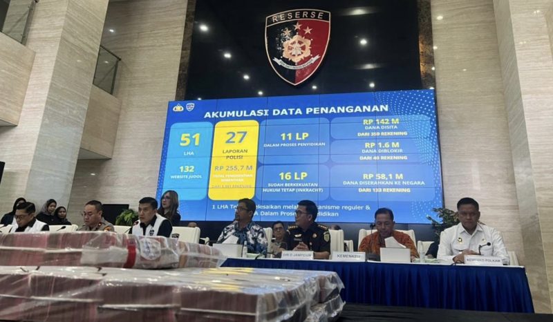 Tumpukan uang dari judi online senilai Rp 58.183.165.803. Tumpukan uang sitaan itu dipamerkan dalam rilis di Gedung Bareskrim Mabes Polri. (Foto: Istimewa)