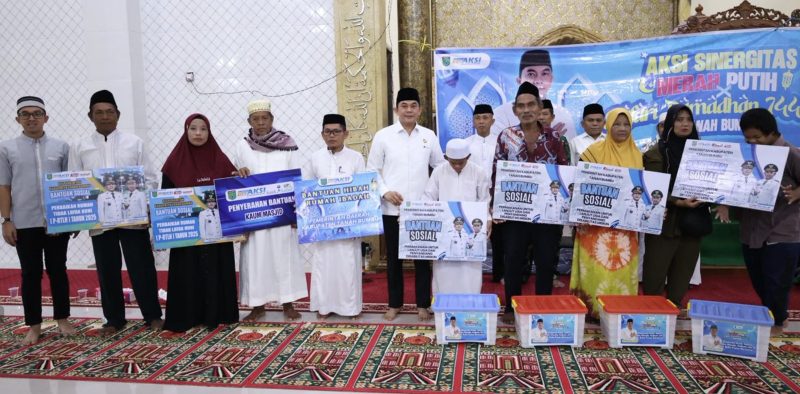 Bupati Tanah Bumbu Andi Rudi Latif menyalurkan Bantuan Sosial dan Serukan Gerakan Indonesia ASRI (Aman, Sehat, Resik, dan Indah) pada kegiatan Safari Ramadan di Kecamatan Kusan Hilir. (Foto: Istimewa)