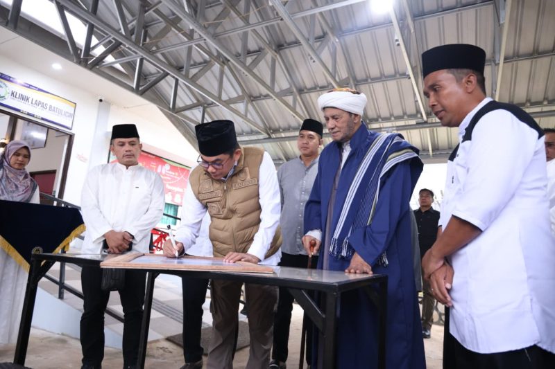 Bupati Tanah Bumbu, Andi Rudi Latif, mencatatkan momen bersejarah dengan melaksanakan buka puasa bersama ratusan warga binaan di Lembaga Pemasyarakatan (Lapas) Kelas III Batulicin. (Foto: Istimewa)