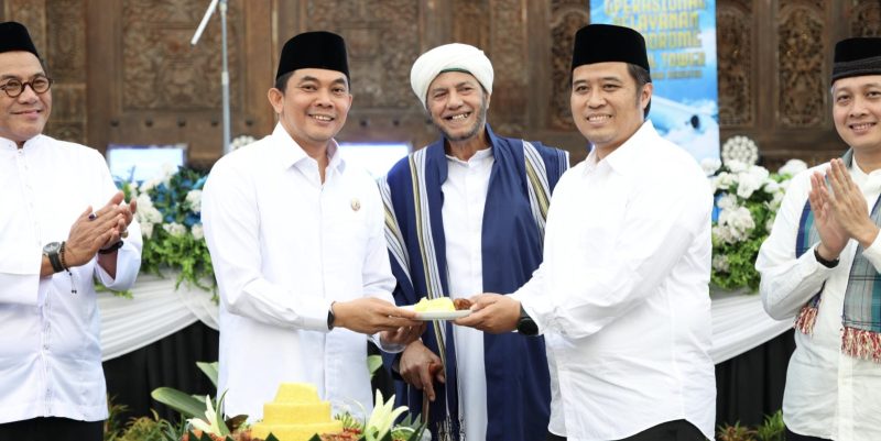 Bupati Andi Rudi Latif bersama Direktur Utama AirNav Indonesia Capt. Avirianto Suratno meresmikan pengoperasian Aerodrome Control Tower Bandara Bersujud. (Foto: Istimewa)
