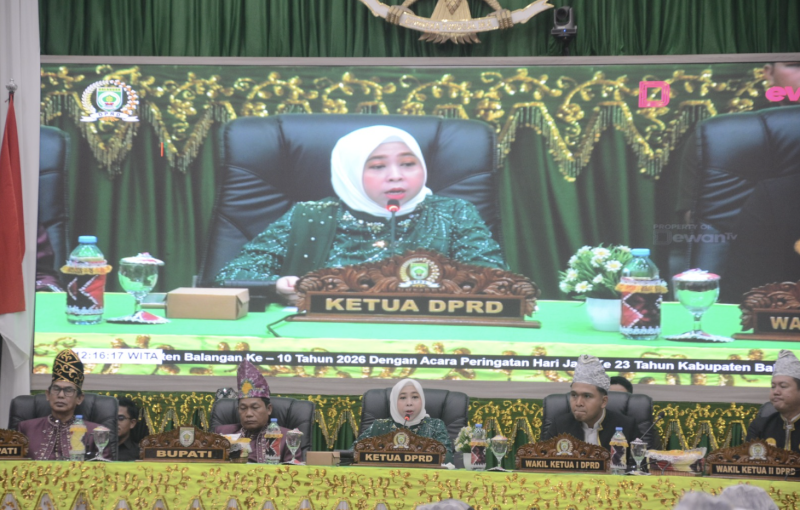 Ketua DPRD Balangan, Hj Linda Wati, didampingi Wakil Ketua I Muhammad Rizkan dan Wakil Ketua II Saiful Arif memimpin jalannya rapat paripurna. (Foto: Istimewa)