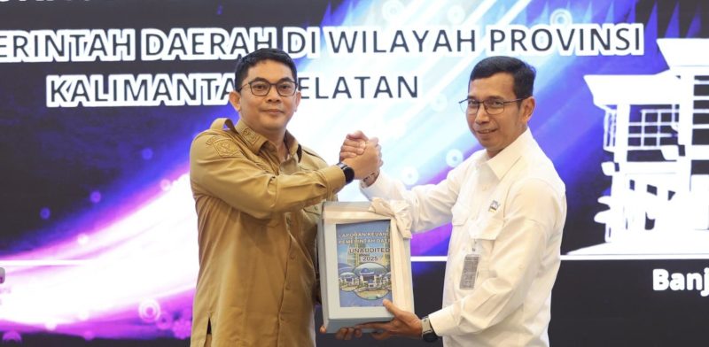 Bupati Tanah Bumbu Andi Rudi Latif menyerahkan Laporan Keuangan Pemerintah Daerah (LKPD) unaudited Tahun Anggaran 2025 kepada Badan Pemeriksa Keuangan (BPK) Perwakilan Kalimantan Selatan. (Foto: Istimewa)