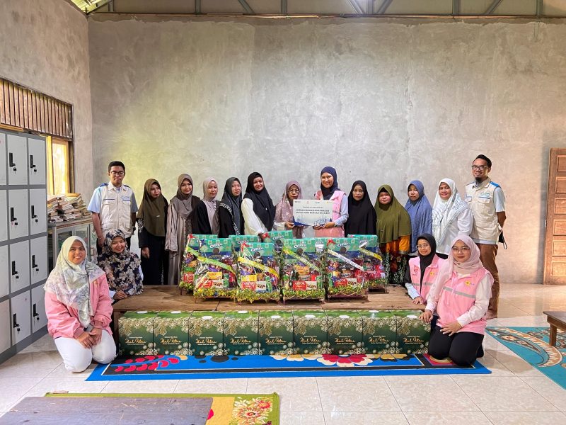 PLN UPT Banjarbaru melalui Yayasan Baitul Maal atau YBM PLN berkolaborasi dengan Srikandi PLN bergerak menuju Desa Biih untuk menyerahkan 9 paket parsel serta bingkisan spesial yang dipersiapkan agar dapat dikenakan para ustazah saat menyambut Hari Raya Idul Fitri mendatang.