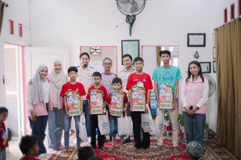 Srikandi PLN bersama Yayasan Baitul Maal (YBM) PLN menyerahkan kado Lebaran kepada anak-anak pejuang kanker di Rumah Singgah “Rumah Kita”, Banjarmasin, Jumat (06/03), sebagai bentuk kepedulian dan dukungan moril bagi anak-anak yang tengah menjalani pengobatan di bulan suci Ramadan.