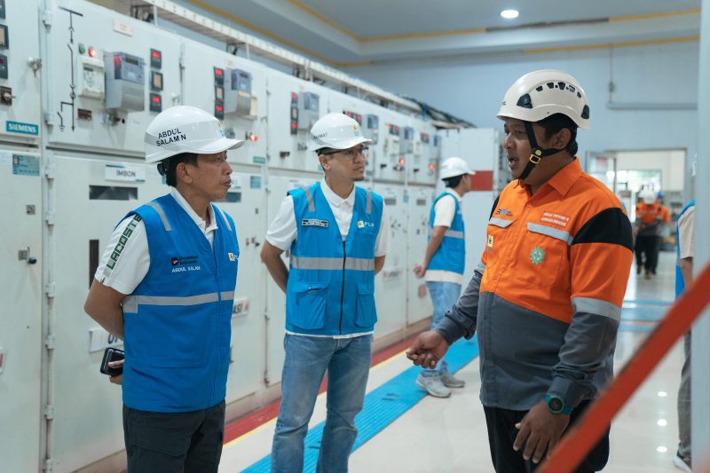 Manager ULTG Pontianak Angga Priyono Kusuma (kanan) menjelaskan kondisi operasional peralatan gardu induk kepada Executive Vice President Transmisi dan Sistem Kalimantan PLN Abdul Salam Nganro (kiri) saat kegiatan inspeksi kesiapan sistem kelistrikan di wilayah kerja UPT Pontianak