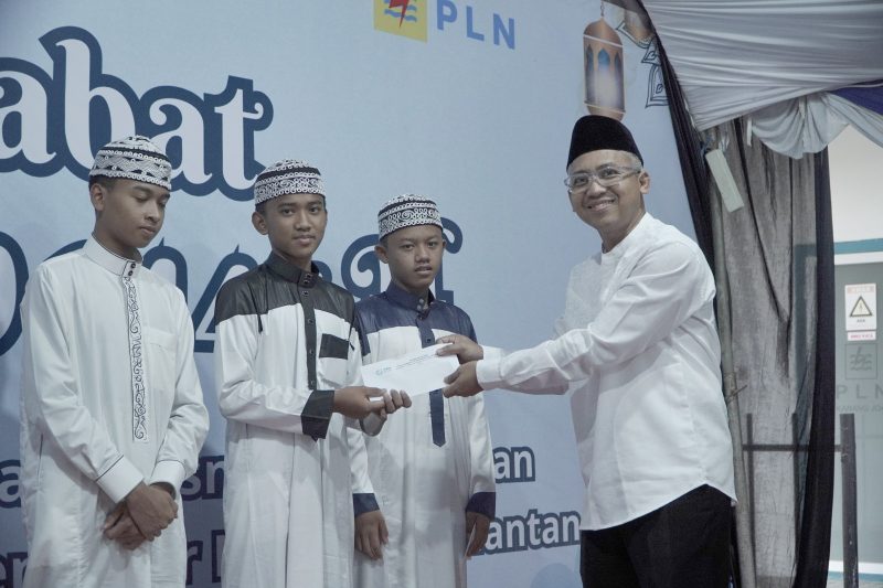 Senior Manager Perencanaan PLN UIP3B Kalimantan, Turyanto, menyerahkan santunan kepada penghafal Al-Qur’an pada kegiatan Bersahabat Ramadhan 1447 H yang digelar PLN UPT Balikpapan bersama YBM PLN di Balikpapan, Rabu (5/3), sebagai wujud kepedulian PLN dalam berbagi keberkahan Ramadhan.
