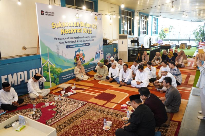 Suasana khidmat doa bersama yang diikuti jajaran manajemen, pegawai, dan Tenaga Alih Daya (TAD) PLN UP2B Kalimantan Selatan dan Kalimantan Tengah di Kantor UP2B Kalselteng