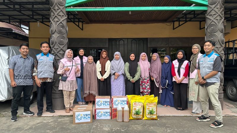 Pegawai PLN UP2B Kalbar bersama perwakilan Srikandi menyerahkan bantuan paket sembako dari YBM PLN kepada pengurus dan anak-anak panti asuhan Nur Illahi dalam kegiatan berbagi di bulan suci Ramadan. Bantuan yang terdiri dari bahan kebutuhan pokok tersebut merupakan wujud kepedulian PLN Kalbar dalam mendukung kebutuhan masyarakat serta menebarkan keberkahan di bulan penuh berkah.