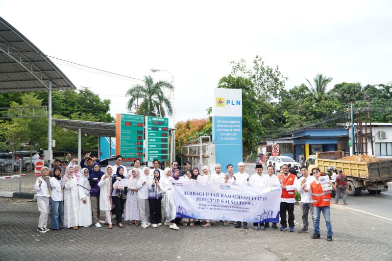 Potret Manager PLN UP2B Kalimantan Selatan dan Kalimantan Tengah, Indrayadi (berpeci putih), bersama pegawai dan relawan Yayasan Baitul Maal PLN berfoto bersama sebelum kegiatan Iftar on The Road di halaman kantor
