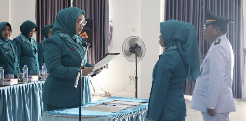 Ketua Tim Penggerak PKK Kabupaten Tanah Bumbu, Andi Irmayani Rudi Latif, resmi mengukuhkan Sumawati sebagai Ketua TP PKK Kecamatan Kusan Hulu. (Foto: Istimewaa)