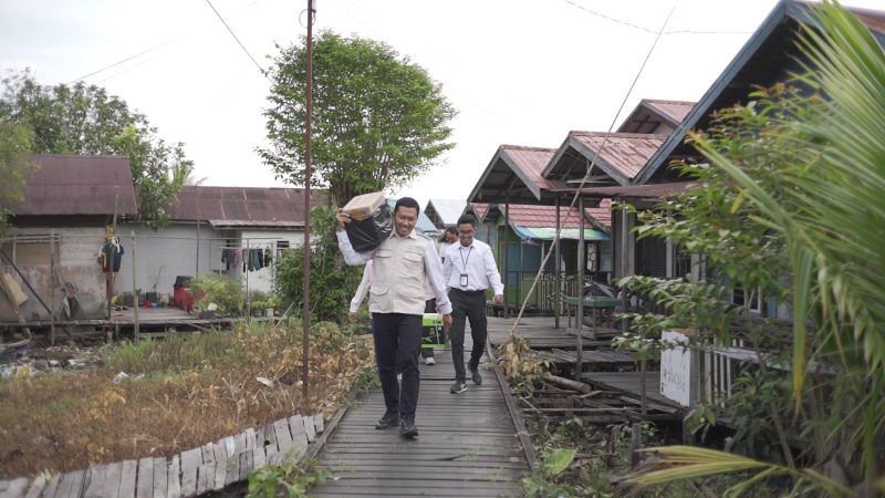 Manager PLN UPT Banjarbaru, Bayu Putra Andrianto, mengangkut bantuan sarana pendidikan saat meninjau lokasi di Desa Tinggiran, Barito Kuala, pada Senin (16/03).