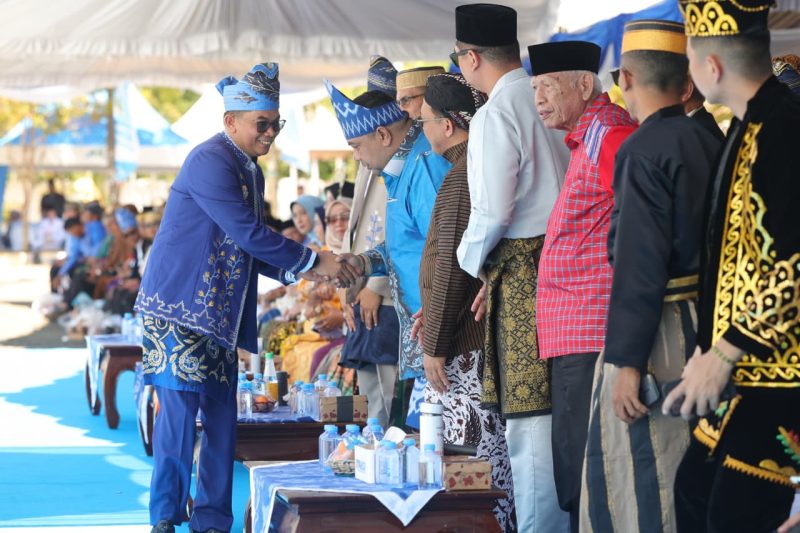Bupati Tanah Bumbu, Andi Rudi Latif menyapa dan berjabat tangan dengan tamu undangan pada upacara Hari Jadi (Harjad) ke-23 Kabupaten Tanah Bumbu. (Foto: Istimewa)