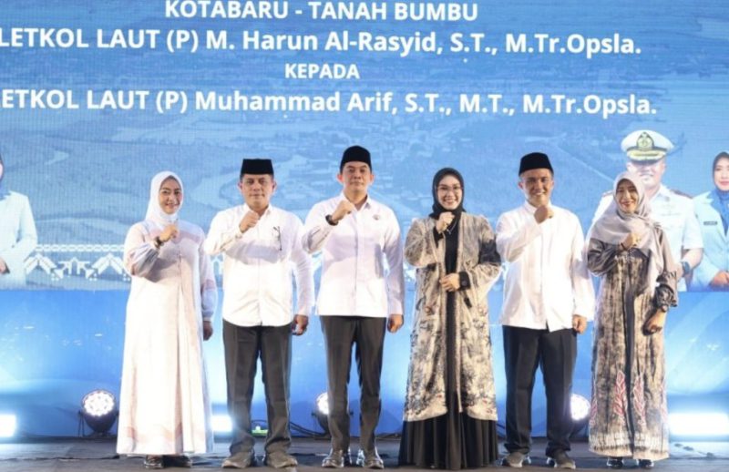 Pisah sambut Danlanal Kotabaru–Tanah Bumbu. Pada kesmpatam itu, upati Andi Rudi Latif menegaskan pentingnya membangun sinergitas antara pemerintah daerah dan TNI Angkatan Laut. (Foto: Istimewa)