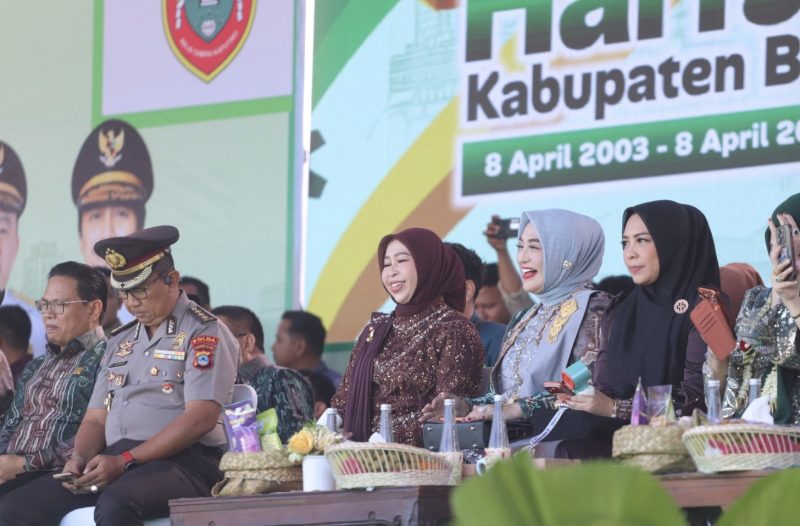 Ketua DPRD Kabupaten Balangan, Hj Linda Wati, menghadiri apel peringatan Hari Jadi ke-23 Kabupaten Balangan yang digelar di halaman Kantor Bupati Balangan. (Foto: Istimewa)
