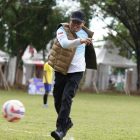 Bupati Tanah Bumbu Andi Rudi Latif melakukan tendangan pertama sebagai tanda resmi dibukanya Turnamen Sepakbola Piala Bupati Tanah Bumbu Tahun 2026. (Foto: Istimewa)