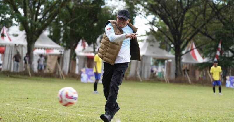 Bupati Tanah Bumbu Andi Rudi Latif melakukan tendangan pertama sebagai tanda resmi dibukanya Turnamen Sepakbola Piala Bupati Tanah Bumbu Tahun 2026. (Foto: Istimewa)