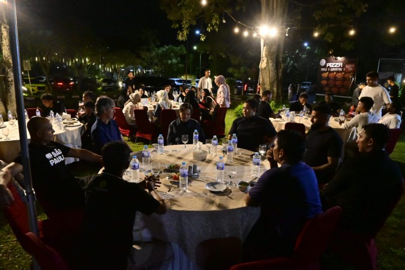 Owner PS Barito Putera menggelar acara makan malam bersama manajemen, pemain, serta keluarga. (Foto: Istimewa)