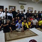 Kekompakan dan optimisme suporter Barito Putera menjelang laga krusial menghadapi PSS Sleman menyatu. Berbagai elemen pendukung sepakat melebur dalam satu komando untuk memberikan dukungan maksimal di Stadion 17 Mei. (Foto: Istimewa)