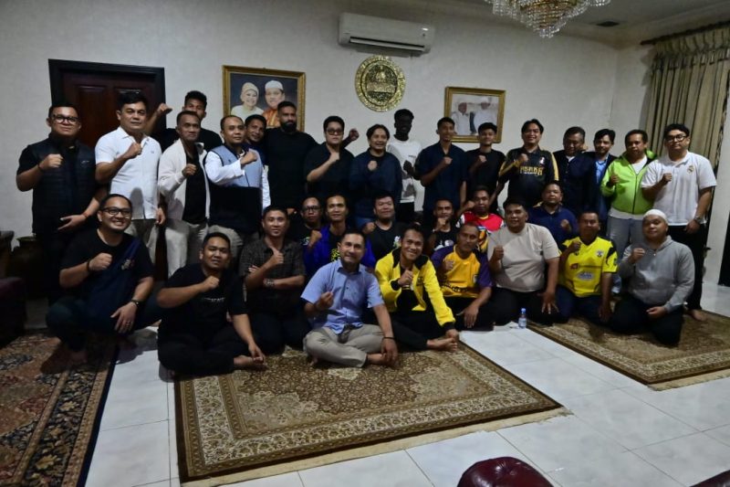 Kekompakan dan optimisme suporter Barito Putera menjelang laga krusial menghadapi PSS Sleman menyatu. Berbagai elemen pendukung sepakat melebur dalam satu komando untuk memberikan dukungan maksimal di Stadion 17 Mei. (Foto: Istimewa)
