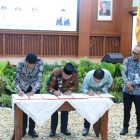 Bupati Barito Kuala, H. Bahrul Ilmi, menghadiri acara Penandatanganan Kerjasama Pembangunan Instalasi Pengolah Sampah Berbasis Teknologi Ramah Lingkungan Menjadi Energi Listrik (PSEL) Aglomerasi Banjarmasin Raya Kalsel. (Foto: Istimewa)