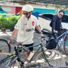 Pegawai PLN UIP3B Kalimantan menggunakan sepeda saat Clean Energy Day, Jumat (10/4), sebagai upaya nyata pengurangan emisi dan dukungan energi bersih.