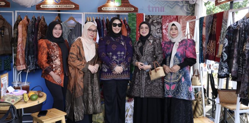 Andi Irmayani Rudi Latif menyempatkan hadiri pada pameran Kriya bertajuk “Sirang Kriya Banua” yang menampilkan beragam karya unggulan yang merepresentasikan kekayaan budaya Kalimantan Selatan, termasuk Kabupaten Tanah Bumbu. (Foto: Istimewa)