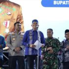 Bupati Tanah Bumbu Andi Rudi Latif membuka Pesona Budaya Mappanre Ritasi’e di kawasan Pantai Pagatan, Kusan Hilir, Kabupaten Tanah Bumbu. (Foto: Istimewa)