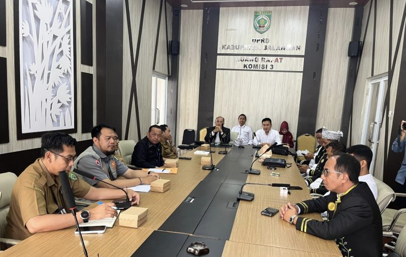 Komisi III DPRD Kabupaten Balangan bersama BPBD Balangan menggelar rapat kerja untuk finalisasi Rancangan Peraturan Daerah (Raperda). (Foto: Istimewa)