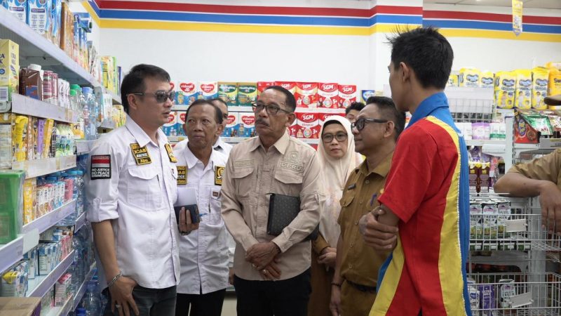 Komisi II dan III DPRD Kabupaten Kotabaru bersama Dinas Koperasi, Perindustrian dan Perdagangan (Diskoperindag) melakukan inspeksi mendadak (sidak) terkait kelangkaan susu UHT putih. (Foto: Istimewa)