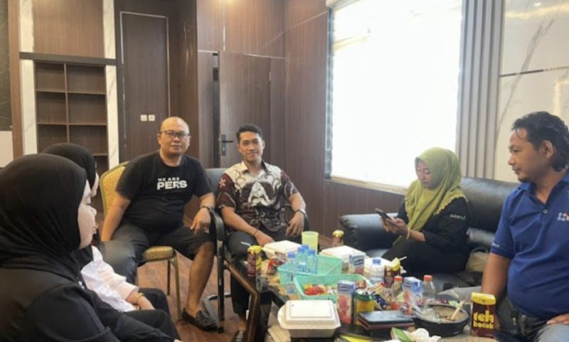 Anggota DPRD Balangan Wahyudi Azhari bersilaturahmi dengan rekan-rekan media. (Foto: Istimewa)