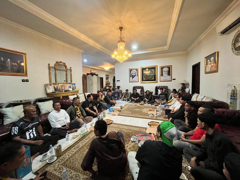 Pertemuan suporter manajeman dan pemain Barito Putera jelang laga menghadapi Persiba Balikpapan. Doa dan dukungan untuk memenangkan pertandingan tersaji dalam pertemuan penuh kekeluargaan tersebut. (Foto: Isrimewa)