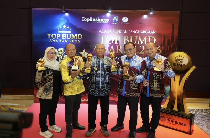 Bupati Kotabaru menerima penghargaan Top BUMD Awards 2026 dari lebih 1170 BUMD se-Indonesia yang diselenggarakan oleh Majalah Top Business bekerjasama dengan institut otonomi daerah beberapa lembaga. (Foto: Istimewa)